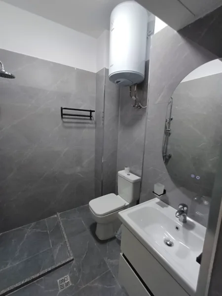 Tirane, jepet me qera apartament 2+1+Ballkon Kati 4, 85 m² 700 € (Brryli)