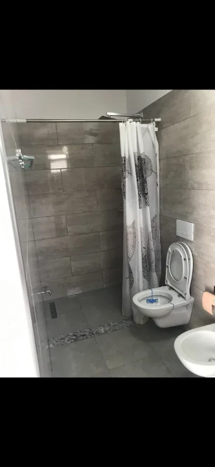 Tirane, jepet me qera apartament 1+1 Kati 1, 70 m² 400 € (Rruga Todi Shurt)