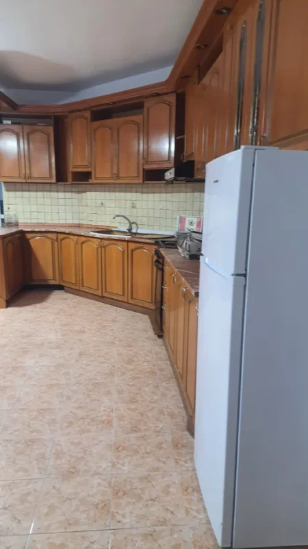 jepet me qera apartament 2+1 , 100 m² 550 € (Rruga Dritan Hoxha, pallatet Hawai)