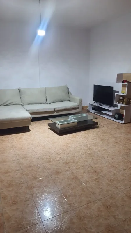 jepet me qera apartament 2+1 , 100 m² 550 € (Rruga Dritan Hoxha, pallatet Hawai)