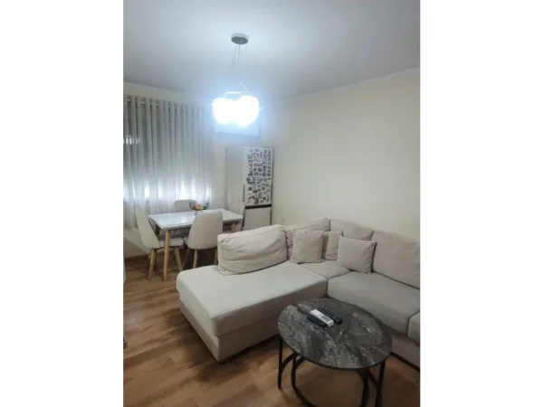 Tirane, jepet me qera apartament 2+1 Kati 2, 55 m² 500 € (Zona e Oxhakut)