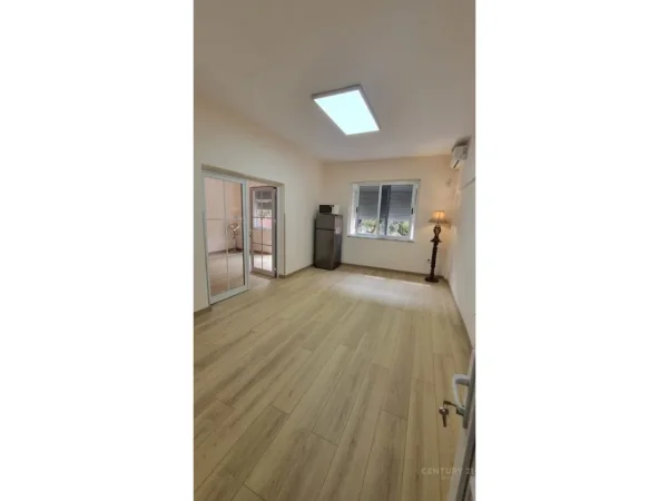 Tirane, jepet me qera apartament 2+1 Kati 2, 50 m² 650 € (Mine Peza)
