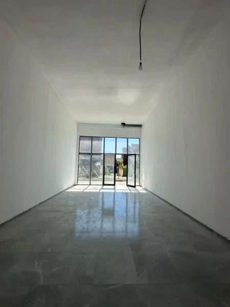Tirane, jepet me qera ambjent biznesi Kati 0, 116 m² 1.500 € (Xhamlliku)