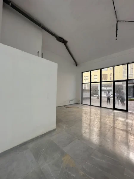 Tirane, jepet me qera ambjent biznesi Kati 0, 116 m² 1.500 € (Xhamlliku)