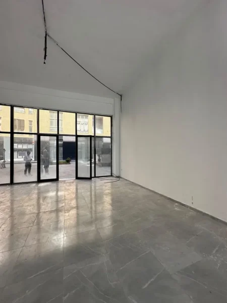 Tirane, jepet me qera ambjent biznesi Kati 0, 116 m² 1.500 € (Xhamlliku)