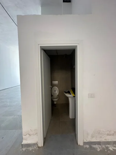 Tirane, jepet me qera ambjent biznesi Kati 0, 116 m² 1.500 € (Xhamlliku)