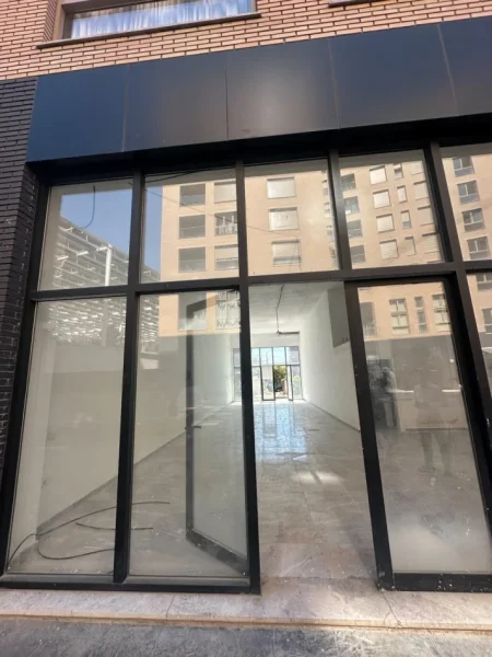 Tirane, jepet me qera ambjent biznesi Kati 0, 116 m² 1.500 € (Xhamlliku)