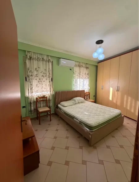 Tirane, jepet me qera apartament 1+1 Kati 2, 600 € (rruga mine peza)