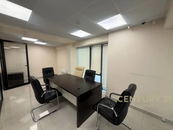 Tirane, jepet me qera ambjent biznesi Kati 2, 122 m² 1.800 € (Fakulteti Ekonomik)