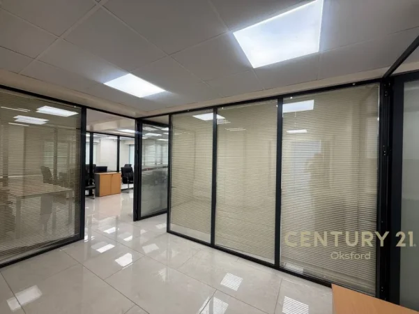 Tirane, jepet me qera ambjent biznesi Kati 2, 122 m² 1.800 € (Fakulteti Ekonomik)