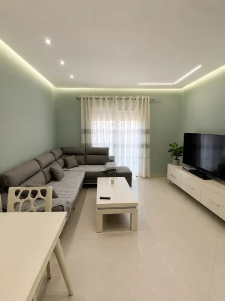 Tirane, jepet me qera apartament 1+1+Aneks+Ballkon Kati 3, 60 m² 600 € (rruga bardhyl)