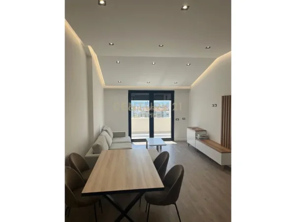 Tirane, jepet me qera apartament 2+1 Kati 8, 121 m² 500 € (Fresku)
