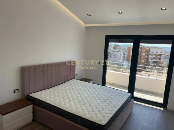 Tirane, jepet me qera apartament 2+1 Kati 8, 121 m² 500 € (Fresku)