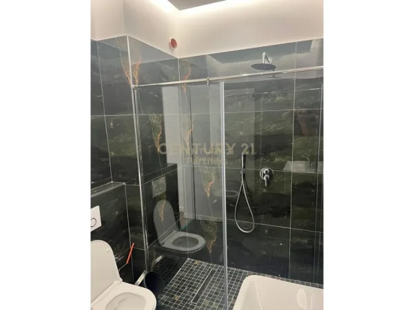 Tirane, jepet me qera apartament 2+1 Kati 8, 121 m² 500 € (Fresku)