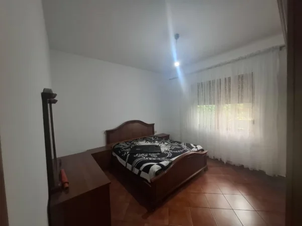Tirane, jepet me qera apartament 1+1+post parkimi Kati 1, 70 m² 40.000 Lek (Lokal 2 Palmat ne Astir)