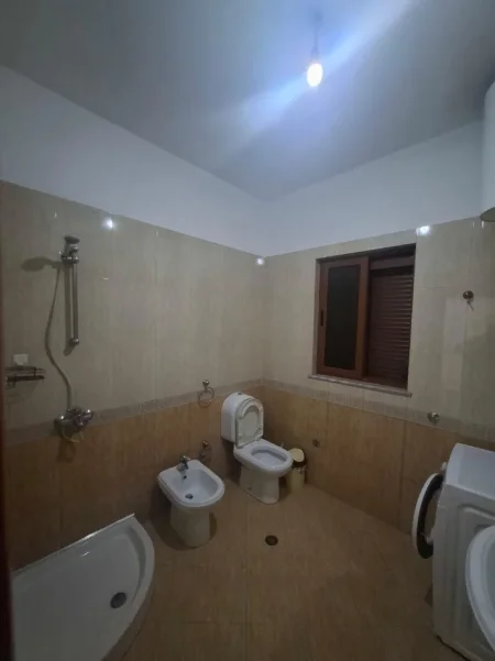 Tirane, jepet me qera apartament 1+1+post parkimi Kati 1, 70 m² 40.000 Lek (Lokal 2 Palmat ne Astir)