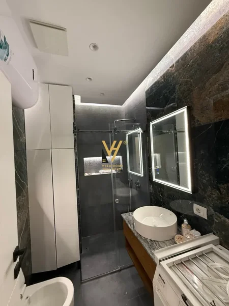 Tirane, jepet me qera apartament 1+1+Ballkon Kati 6, 75 m² 970 € (STACIONI I TRENIT)
