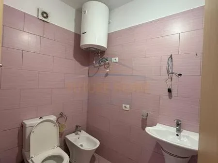 Tirane, jepet me qera apartament 2+1+Ballkon Kati 1, 91 m² 55.000 leke (Rruga Idriz Dollaku, Ali Demi)