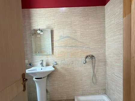 Tirane, jepet me qera apartament 2+1+Ballkon Kati 1, 91 m² 55.000 leke (Rruga Idriz Dollaku, Ali Demi)
