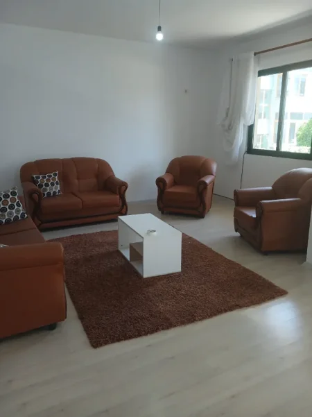 Tirane, jepet me qera apartament 3+1 Kati 2, 120 m² 500 € (Rruga Siri Kodra)
