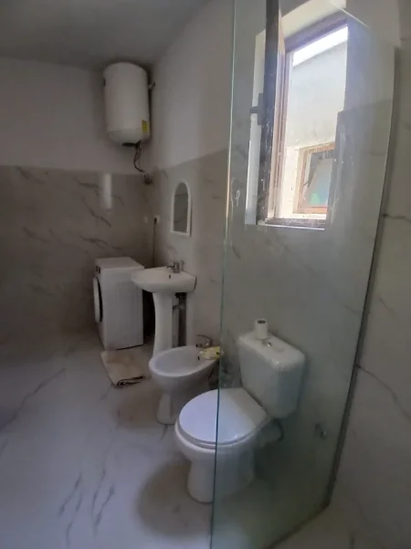 Tirane, jepet me qera apartament 3+1 Kati 2, 120 m² 500 € (Rruga Siri Kodra)