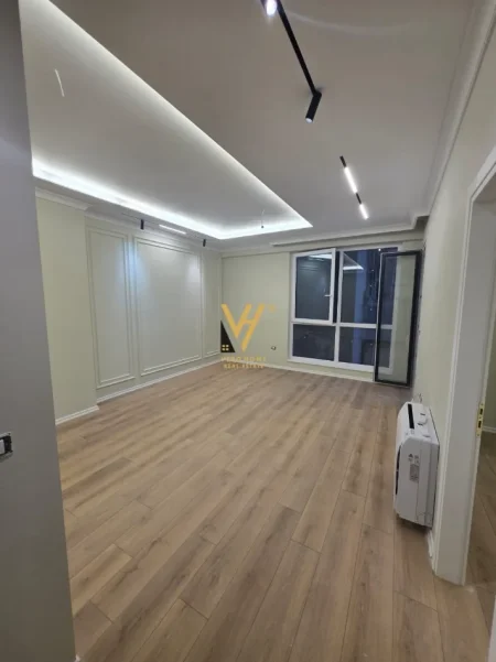 Tirane, jepet me qera zyre Kati 2, 67 m² 600 € (KOMUNA E PARISIT)