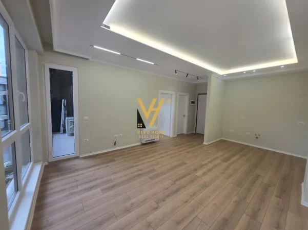 Tirane, jepet me qera zyre Kati 2, 67 m² 600 € (KOMUNA E PARISIT)