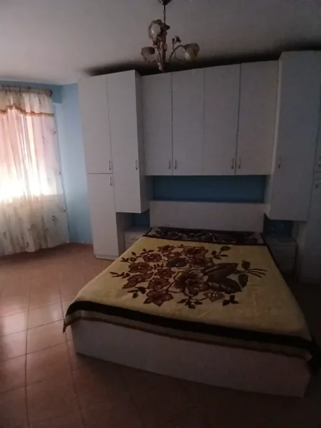 Tirane, jepet me qera apartament 1+1 Kati 1, 70 m² 400 € (Rruga Loni Ligori)