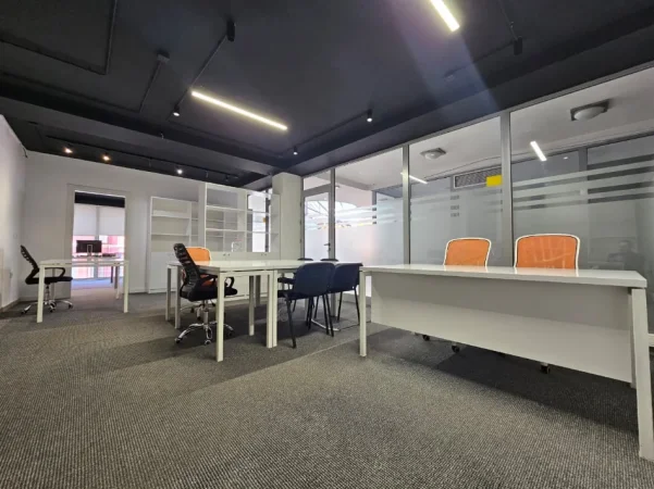 Tirane, jepet me qera zyre + post parkimi Kati 1, 70 m² 1.100 € (Pazari i Ri)