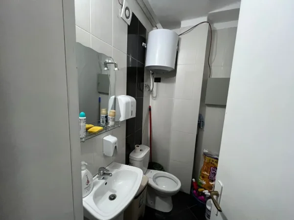 Tirane, jepet me qera zyre + post parkimi Kati 1, 70 m² 1.100 € (Pazari i Ri)