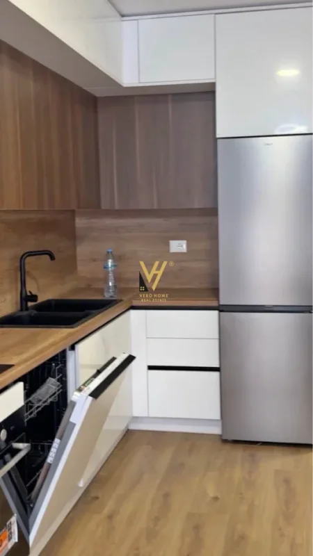 Tirane, jepet me qera apartament 1+1+Ballkon Kati 5, 90 m² 620 € (ALI DEMI)