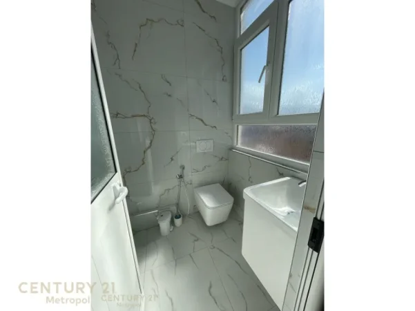 Tirane, jepet me qera apartament 2+1 Kati 4, 95 m² 730 € 