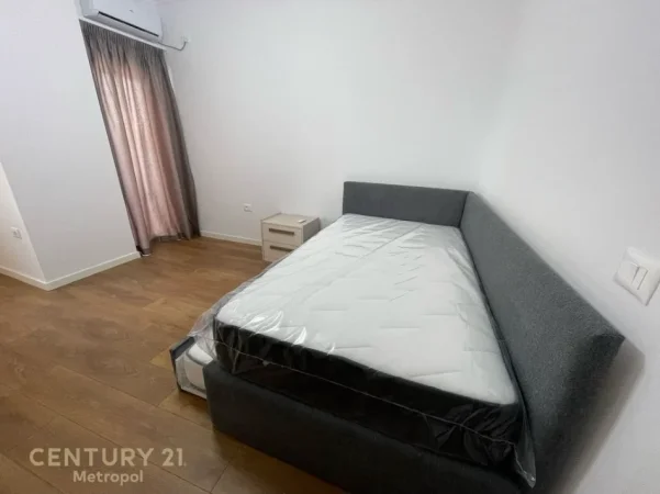 Tirane, jepet me qera apartament 2+1 Kati 4, 95 m² 730 € 