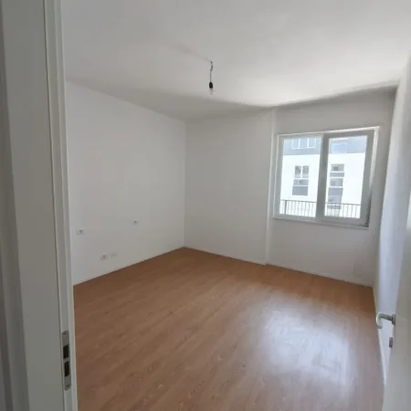Tirane, jepet me qera apartament 2+1+Ballkon Kati 7, 99 m² 450 € (Rruga Gryka e Kaçanikut)