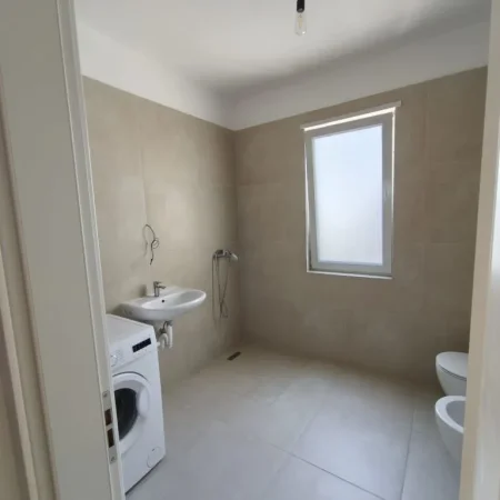 Tirane, jepet me qera apartament 2+1+Ballkon Kati 7, 99 m² 450 € (Rruga Gryka e Kaçanikut)