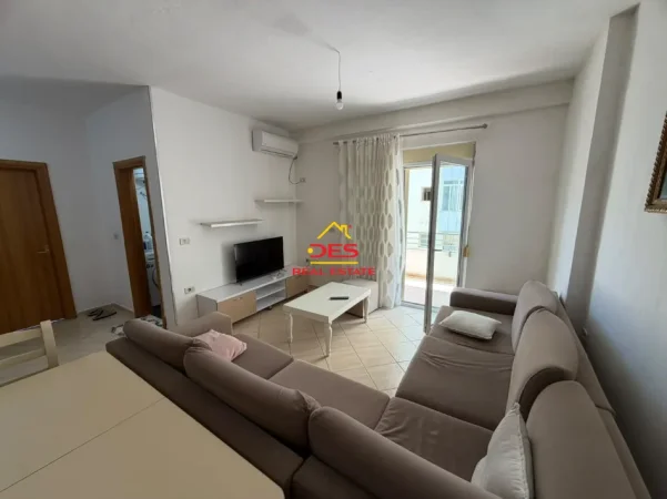 Vlore, jepet me qera apartament 1+1+Ballkon Kati 6, 70 m² 400 € (Lungomare)