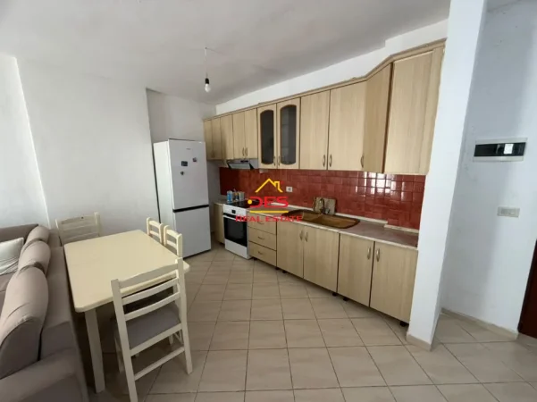 Vlore, jepet me qera apartament 1+1+Ballkon Kati 6, 70 m² 400 € (Lungomare)