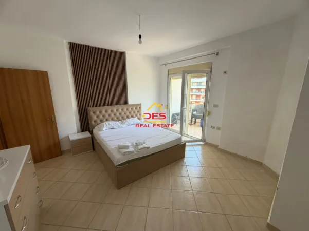 Vlore, jepet me qera apartament 1+1+Ballkon Kati 6, 70 m² 400 € (Lungomare)