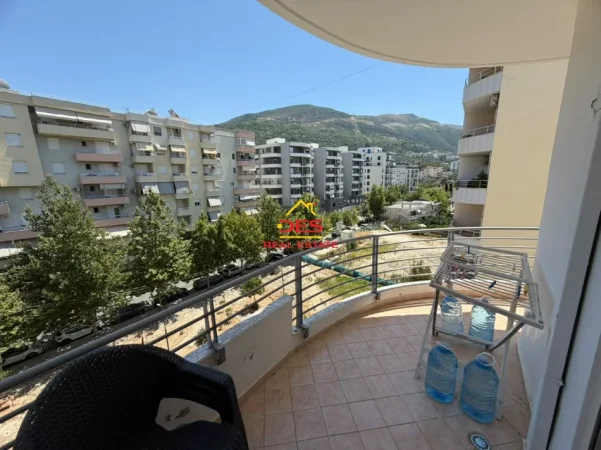 Vlore, jepet me qera apartament 1+1+Ballkon Kati 6, 70 m² 400 € (Lungomare)