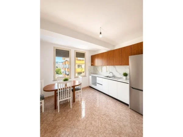 Tirane, jepet me qera apartament 2+1 , 80 m² 600 € (21)