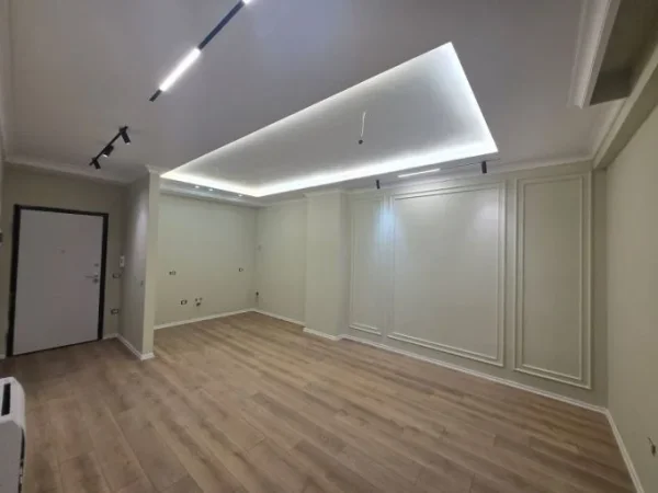 Tirane, jepet me qera apartament 1+1+Aneks+Ballkon Kati 2, 67 m² 600 € (komuna e parisit)