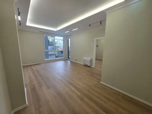 Tirane, jepet me qera dyqan Kati 2, 67 m² 600 € (komuna e parisit)