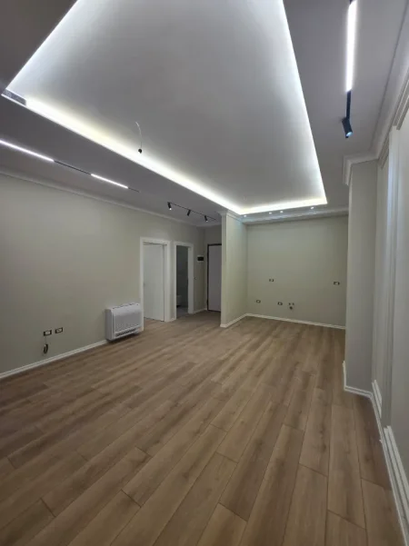Tirane, jepet me qera zyre Kati 2, 67 m² 600 € (KOMUNA E PARISIT)