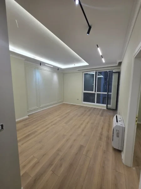 Tirane, jepet me qera zyre Kati 2, 67 m² 600 € (KOMUNA E PARISIT)