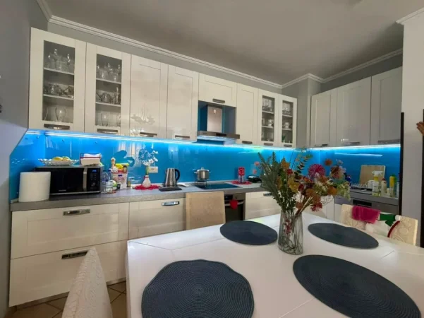 Tirane, shitet apartament 3+1 Kati 10, 137 m² 411.600 € (Blloku , Rruga Sami Frasheri)