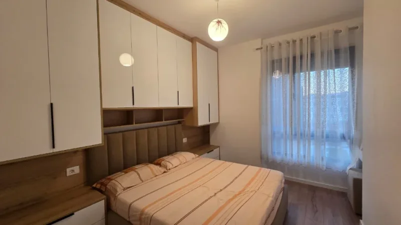 Tirane, jepet me qera apartament 1+1+Aneks+Ballkon Kati 3, 500 € (rruga 5 maji)