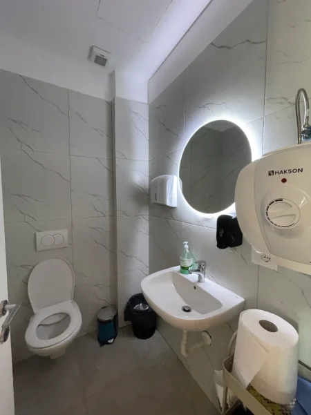 Tirane, jepet me qera ambjent biznesi Kati 2, 69 m² 1.200 € (Rruga e kosovareve)