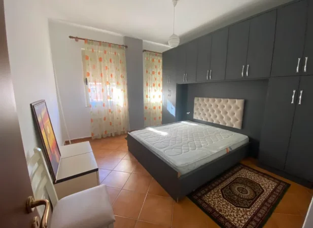 Tirane, jepet me qera apartament 1+1 Kati 2, 70 m² 600 € (KOMUNA E PARISIT)