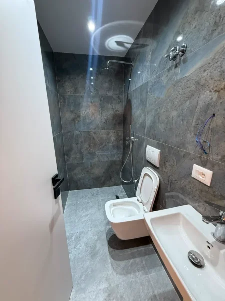 Tirane, shitet apartament Kati 5, 123 m² 327.000 € (Rruga e Kavajes)