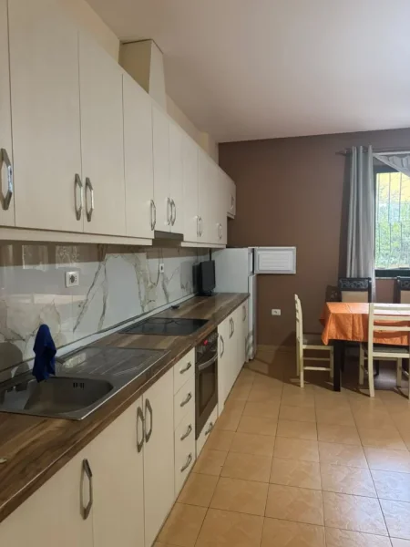 Tirane, jepet me qera apartament 2+1 Kati 1, 450 € (Kodra e Diellit)